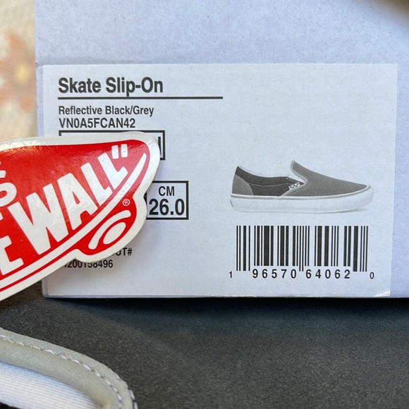 Vans Men’s Skate Slip-On
Reflective Black/Grey
VN0A5FCAN42
Sneakers - Picture 16 of 16